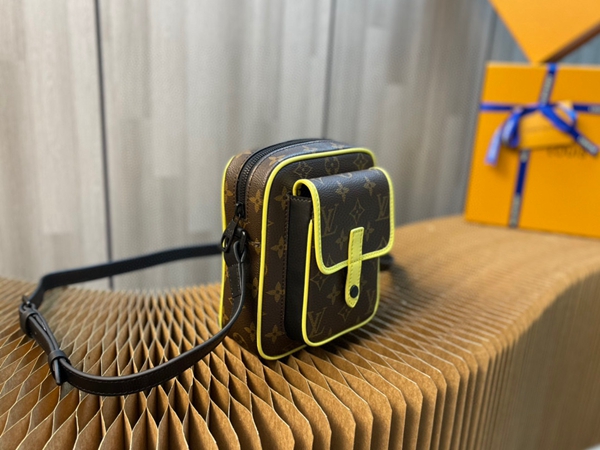 ルイヴィトンバッグ背面デザイン